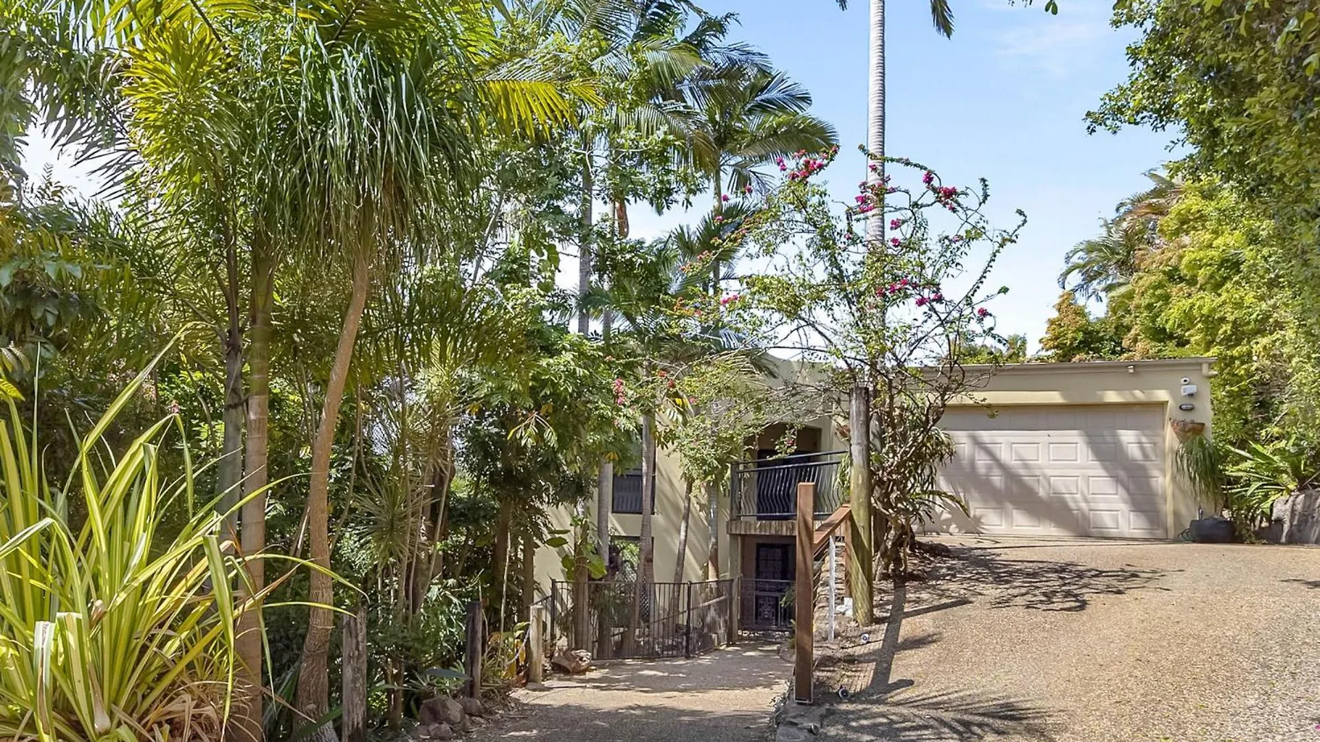 Dom wakacyjny Chic 4-Bed, Surrounded By Nature With Ocean Views Coolum Beach
