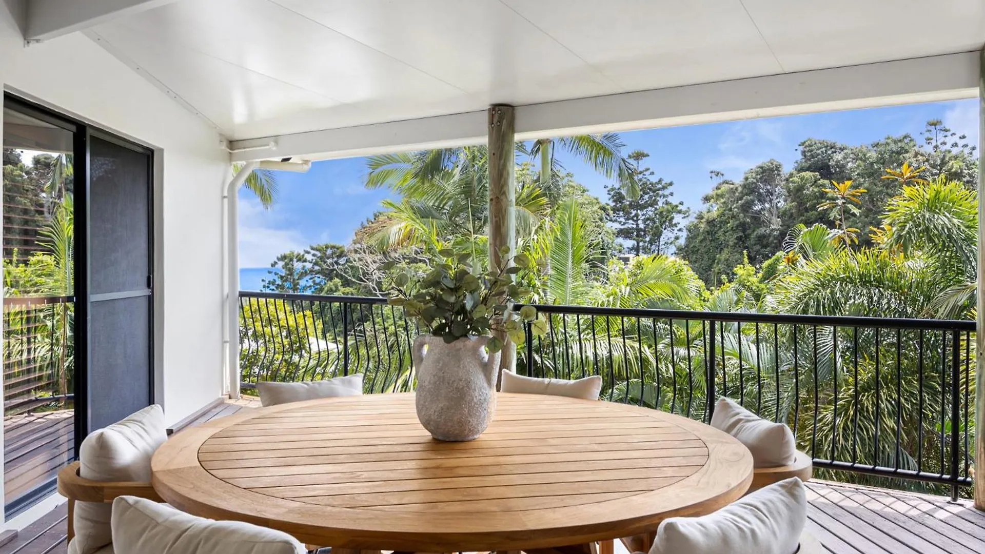 Chic 4-Bed, Surrounded By Nature With Ocean Views Coolum Beach Dom wakacyjny