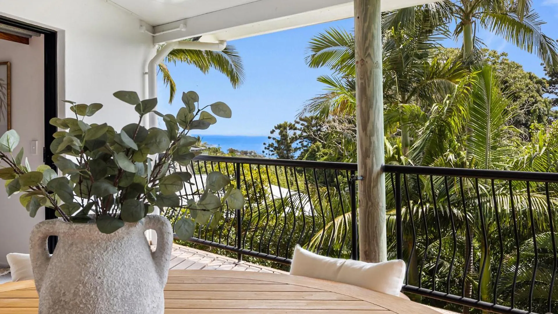 Chic 4-Bed, Surrounded By Nature With Ocean Views location